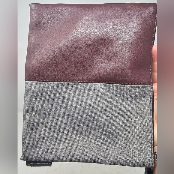 The Herschel 9.5” x 7.5” Make-Up Bag Virgin Atlantic Full Zip Clean Travel Bag - Picture 3 of 7